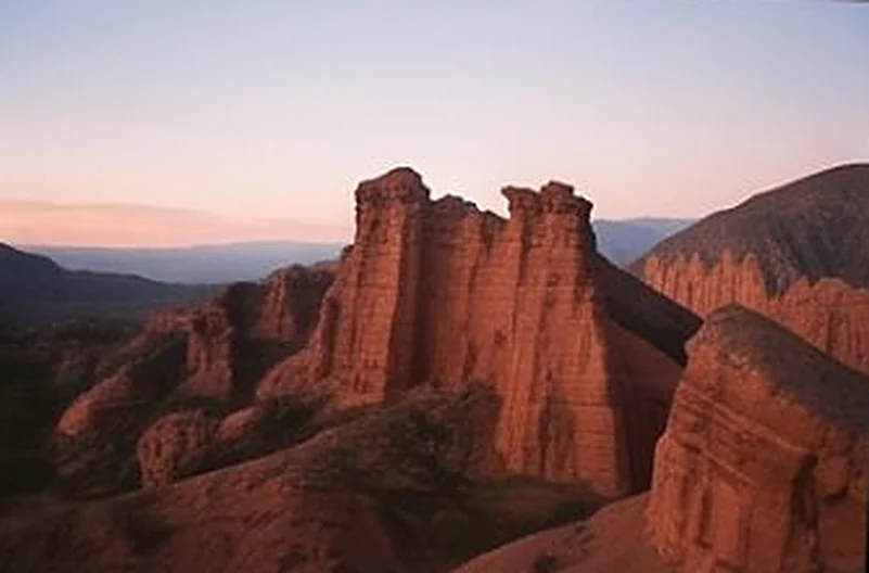 Formaciones de roca roja de la quebrada al amanecer